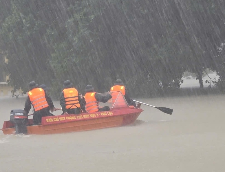 Ban Chỉ huy Phòng thủ dân sự khu vực 3 - Phú Lộc, thành phố Huế phối hợp chính quyền địa phương hỗ trợ đưa một sản phụ đến bệnh viện.