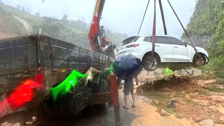 Lực lượng Cảnh sát giao thông giải cứu xe ô tô bị mắc kẹt do sạt lở tại cao tốc La Sơn - Túy Loan&nbsp;