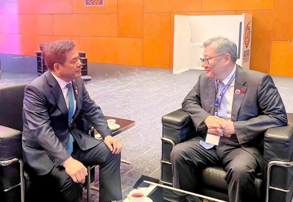 Bộ trưởng Nguyễn Hồng Diên gặp gỡ và có buổi làm việc với Bộ trưởng Bộ Thương mại Trung Quốc Vương Văn Đào bên lề Hội nghị Cấp cao ASEAN lần thứ 47 đang diễn ra tại Malaysia.