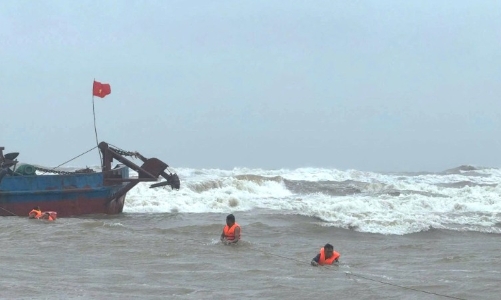 Giải cứu 6 thuyền viên gặp nạn trên vùng biển Quảng Trị