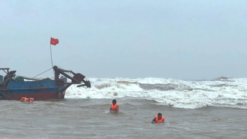 Lực lượng chức năng của xã Ninh Châu, tỉnh Quảng Trị cứu hộ các thuyền viên trên tàu bị sự cố hỏng máy.