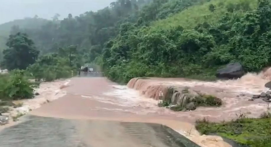 Một vị trí nước tràn gây chia cắt giao thông tại xã Tà Rụt