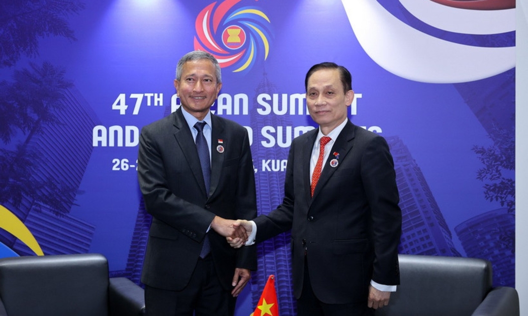 Bộ trưởng Ngoại giao Lê Hoài Trung gặp Bộ trưởng Ngoại giao Singapore Vivian Balakrishnan. Ảnh: TTXVN.