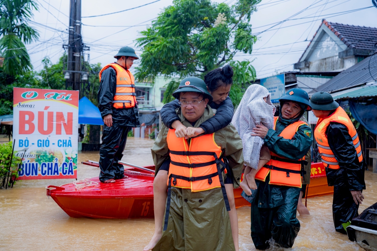 Dù mưa lạnh, các chiến sĩ công an, bộ đội, dân quân tự vệ vẫn kiên trì bám trụ địa bàn “không để ai bị bỏ lại phía sau.”