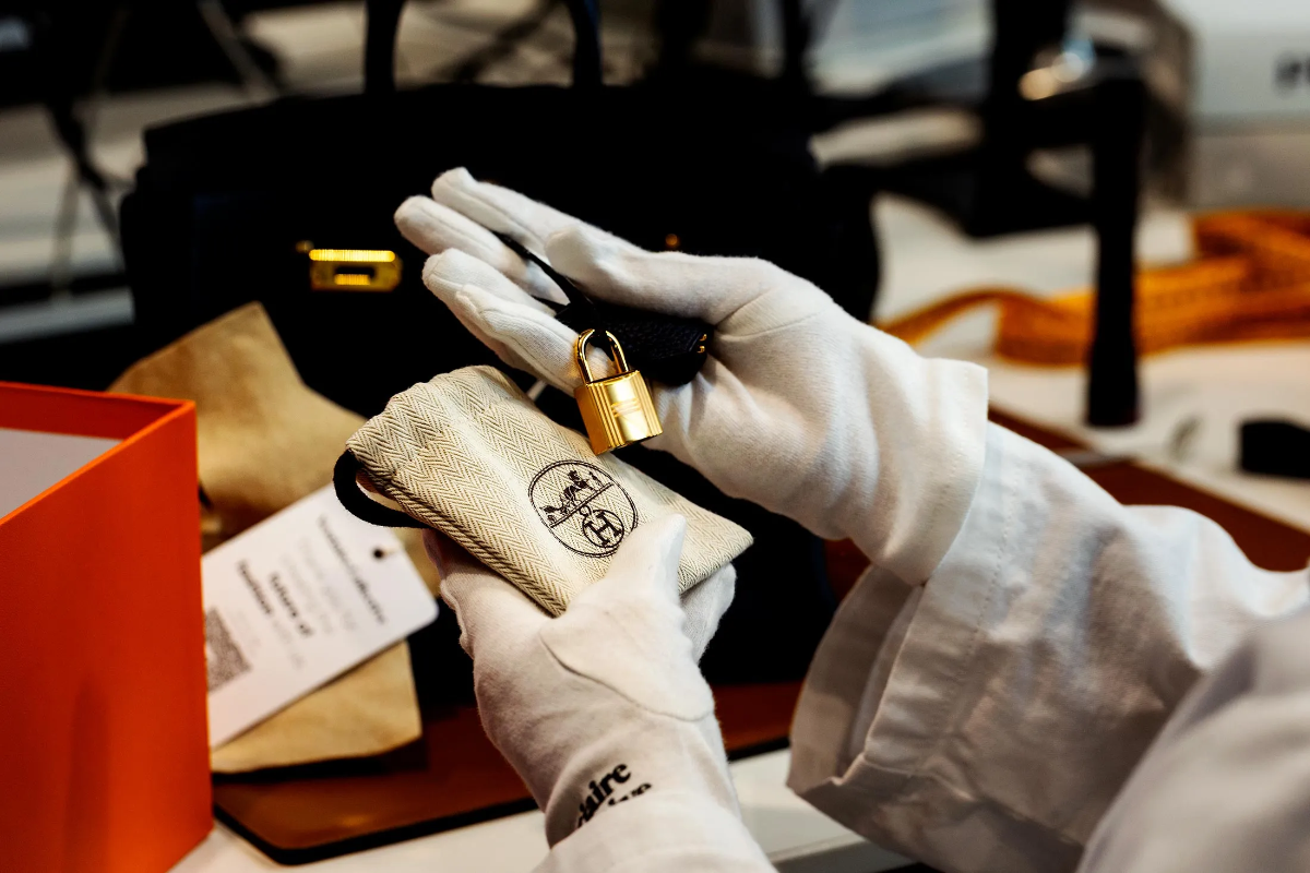 Trong trường hợp nghi ngờ tính xác thực, các mặt hàng sẽ không được niêm yết.