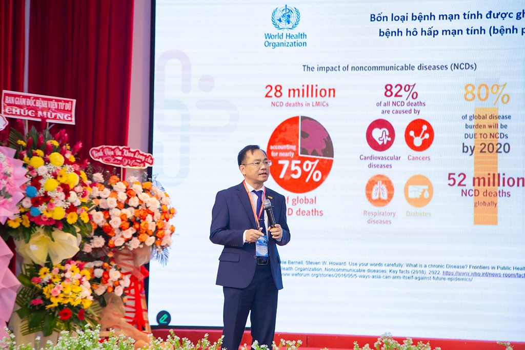 GS.TS.BS Nguyễn Trung Kiên, Hiệu trưởng Trường Đại học Y Dược Cần Thơ, trình bày báo cáo tại phiên toàn thể.