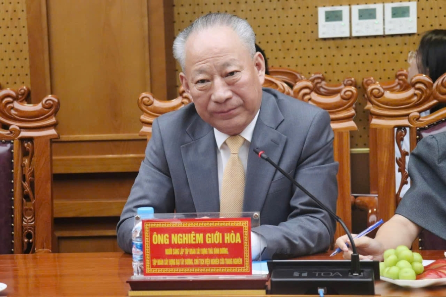 Ông Nghiêm Giới Hòa - người sáng lập Tập đoàn Xây dựng Thái Bình Dương phát biểu tại cuộc làm việc