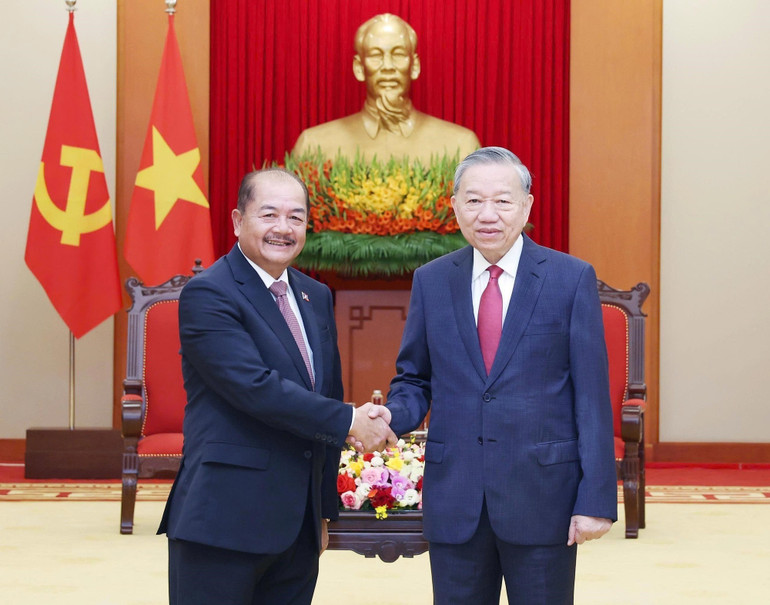 Tổng Bí thư Tô Lâm tiếp đồng chí Kikeo Khaykhamphithoune, Ủy viên Bộ Chính trị, Phó Thủ tướng Chính phủ Lào. Ảnh: TTXVN