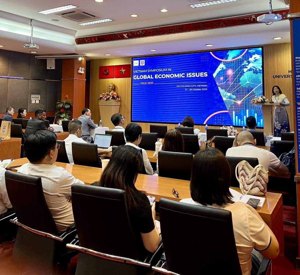 Các học giả, nhà nghiên cứu, chuyên gia kinh tế tại Việt Nam và nhiều quốc gia trên thế giới tham dự hội thảo.