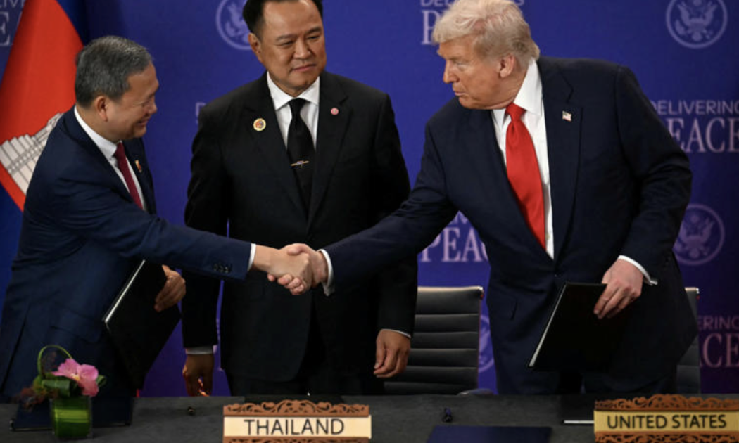 Từ trái qua: Thủ tướng Campuchia Hun Manet, Thủn tướng Thái Lan Anutin Charnvirakul và Tổng thống Mỹ Donald Trump tại Kuala Lumpur, Malaysia ngày 26/10 - Ảnh: Reuters.