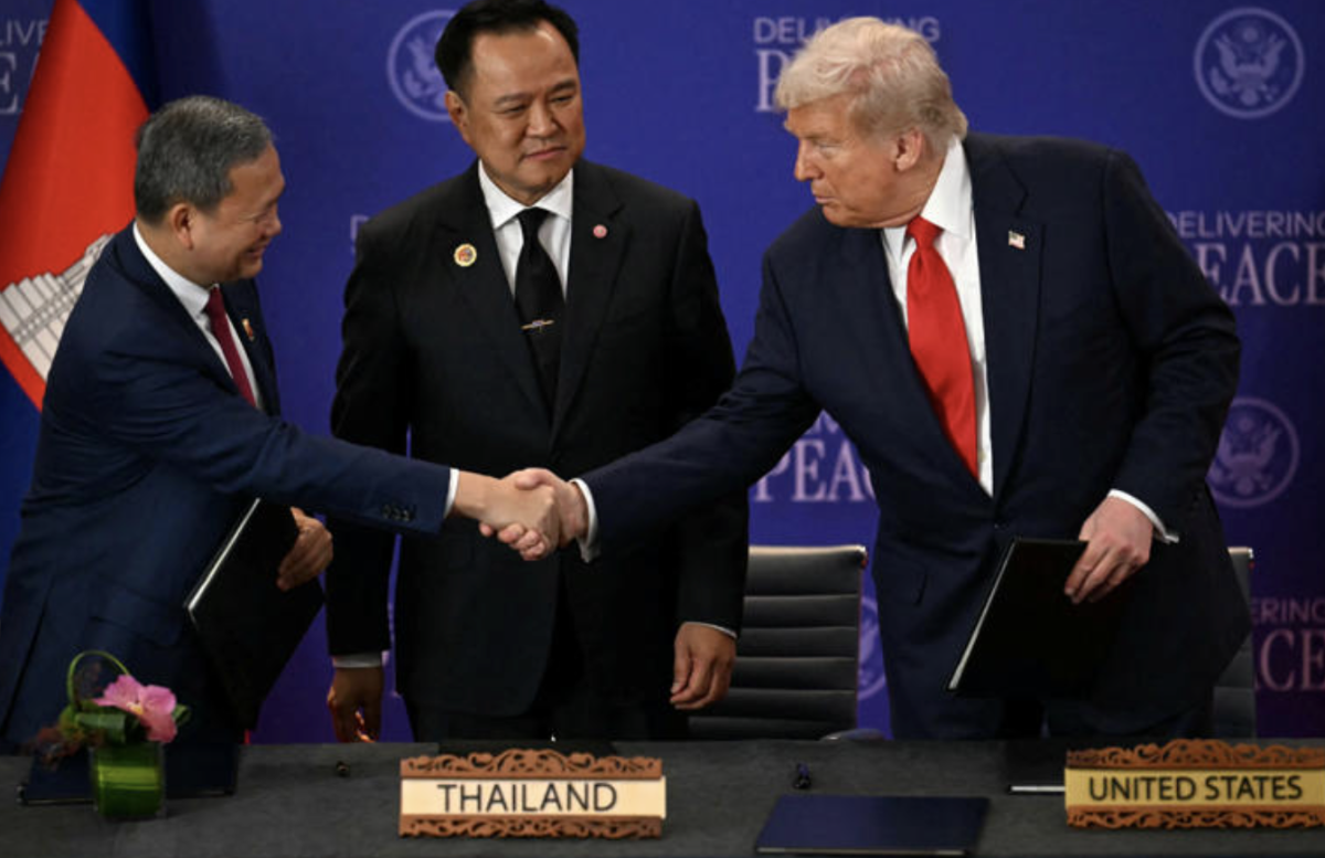 Từ trái qua: Thủ tướng Campuchia Hun Manet, Thủn tướng Thái Lan Anutin Charnvirakul và Tổng thống Mỹ Donald Trump tại Kuala Lumpur, Malaysia ngày 26/10 - Ảnh: Reuters.