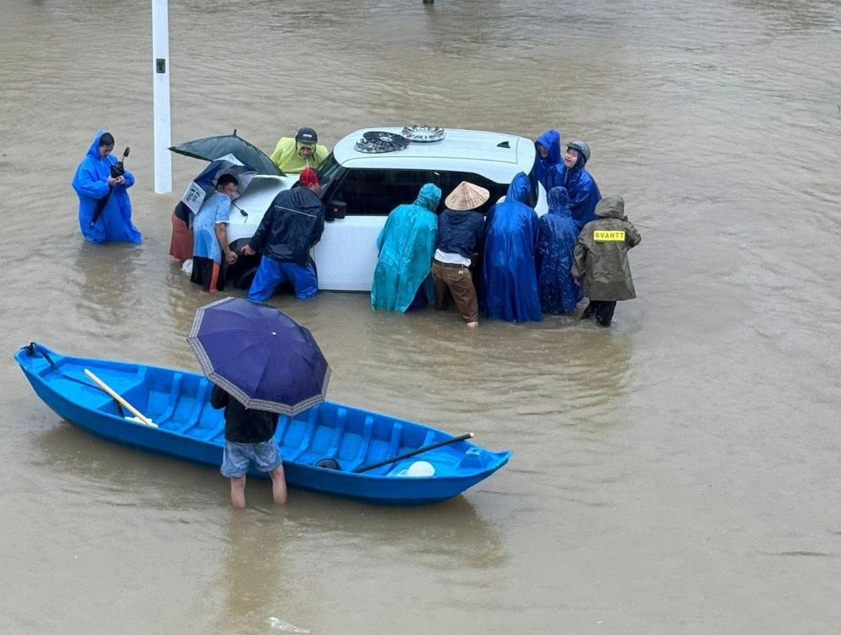 Nước ngập sâu khiến nhiều phương tiện chết máy