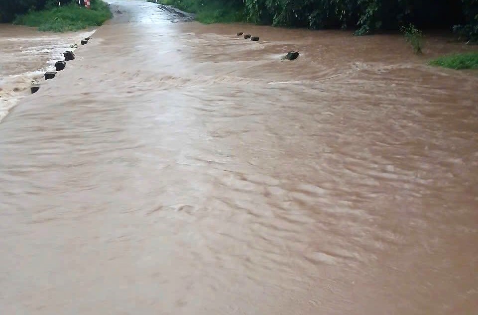 Nhiều sông suối ở khu vực miền núi phía Nam Quảng Trị dâng cao, làm ngập hàng loạt cầu tràn và tuyến đường