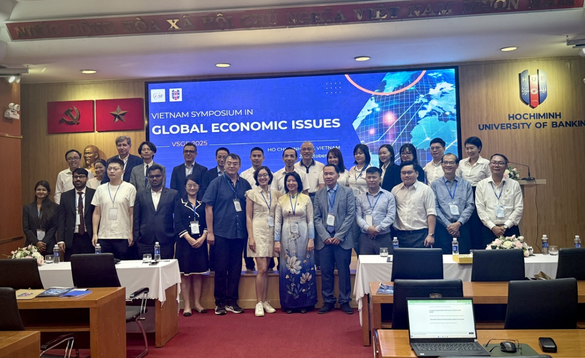 Các diễn giả, chuyên gia chụp ảnh lưu niệm tại hội thảo sáng 27/10.