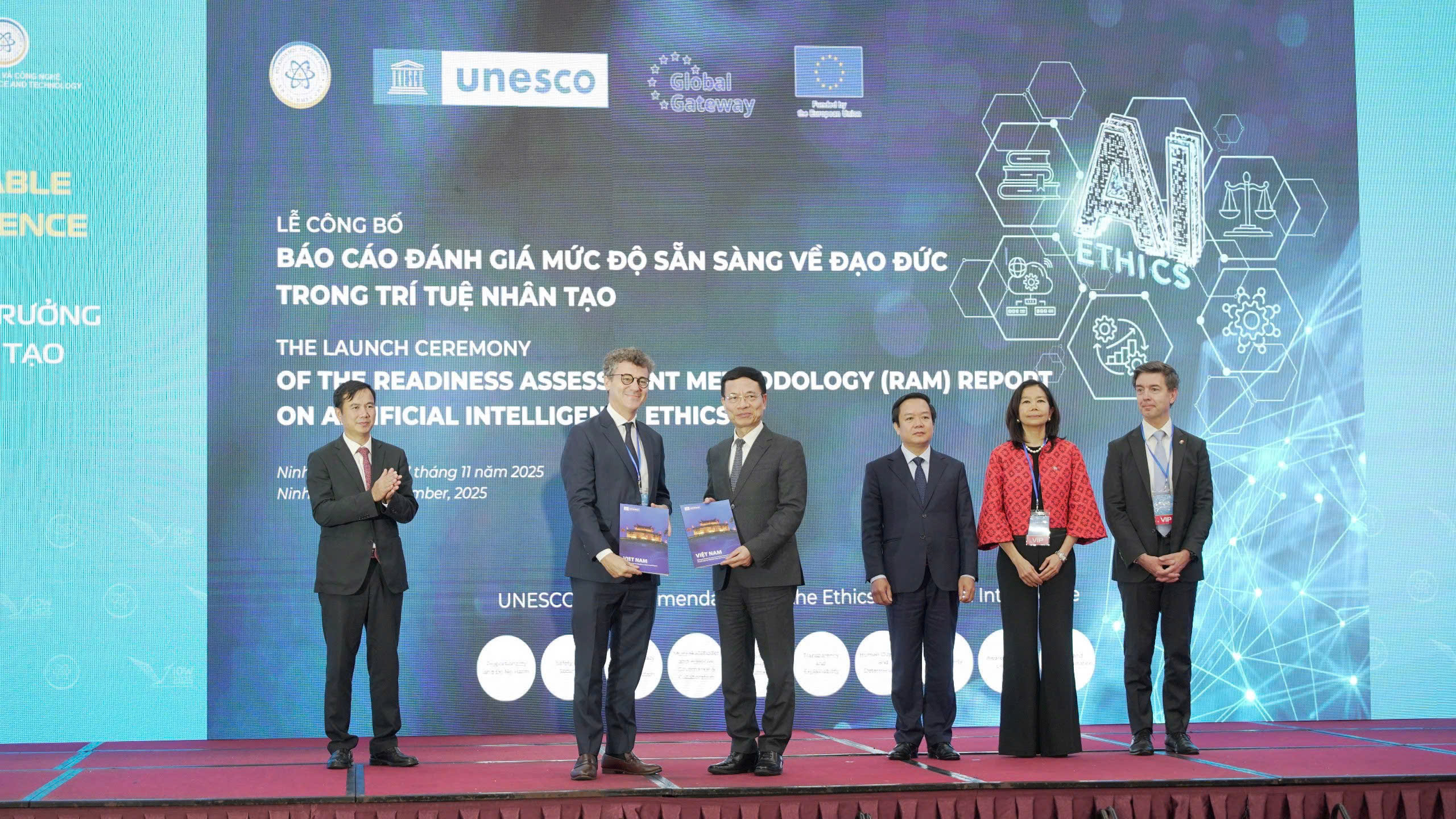 UNESCO bàn giao Báo cáo RAM cho Việt Nam.