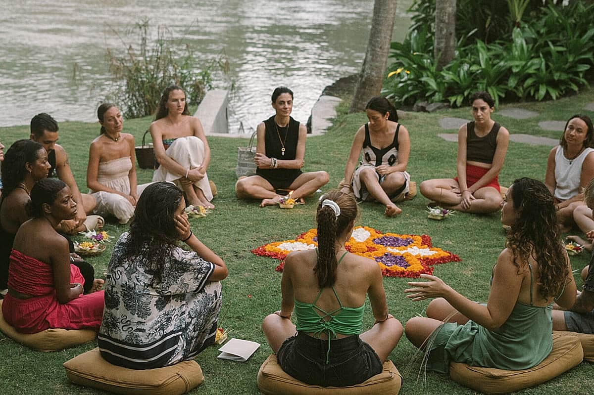 Phần lớn các chương trình chăm sóc sức khoẻ phụ nữ trưởng thành chỉ xoay quanh việc chiều chuộng bản thân, gắn kết cộng đồng.