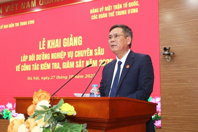 Ông Trần Thắng, Phó Bí thư Đảng ủy, Chủ nhiệm Ủy ban Kiểm tra Đảng ủy Mặt trận Tổ quốc, các đoàn thể Trung ương phát biểu tại Lễ khai giảng.&nbsp;Ảnh: Mặt trận.