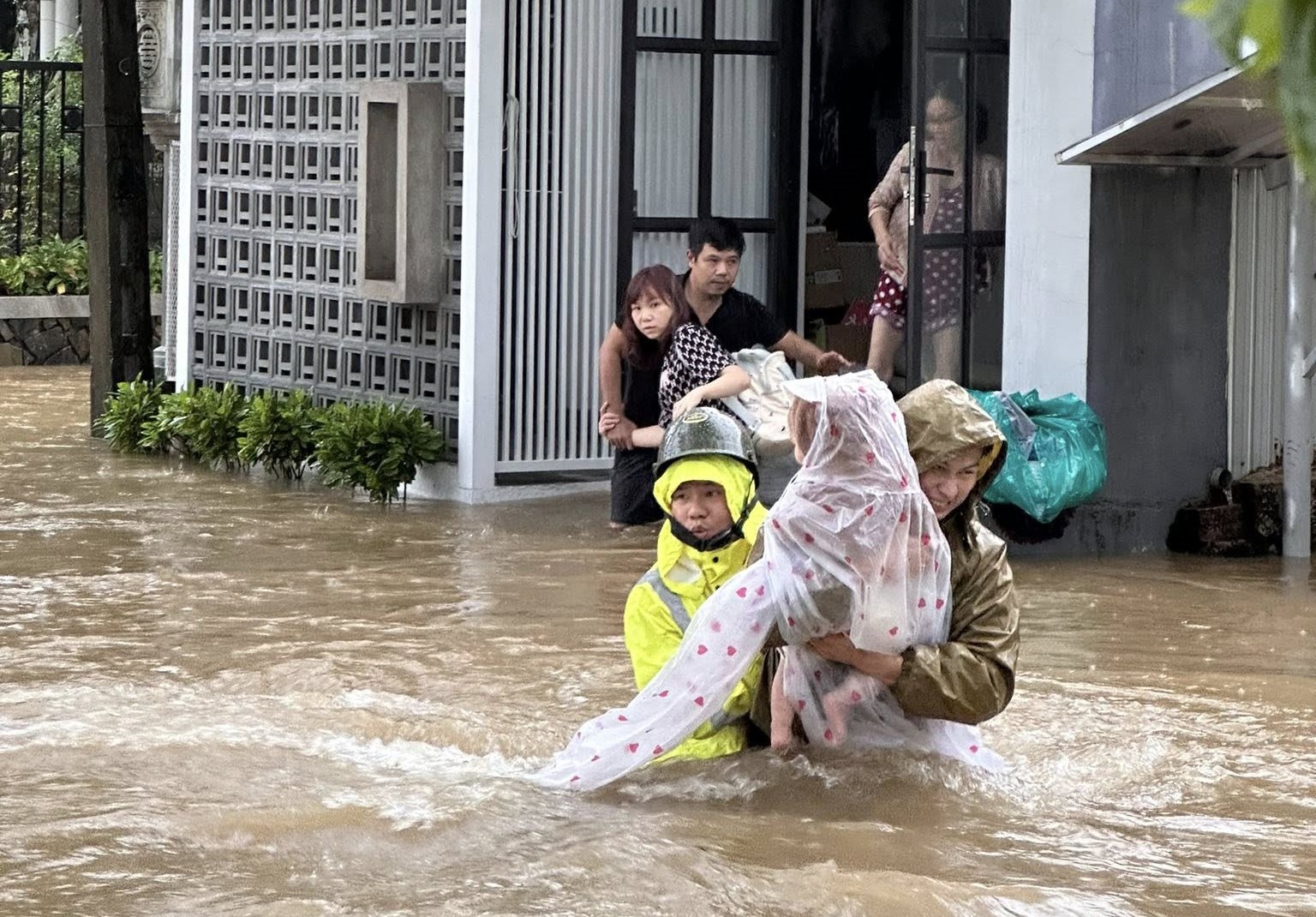 Trong hoàn cảnh nước lũ lên nhanh, Công an phường Kim Long nỗ lực đưa trẻ em ra khỏi khu vực nguy hiểm