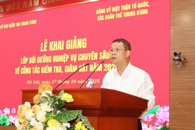 Ông Nguyễn Mạnh Hùng, Phó Chủ nhiệm Ủy ban Kiểm tra Trung ương, phát biểu tại Lễ khai giảng. Ảnh: Mặt trận.