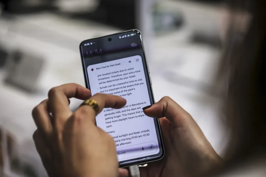 Google đang tích hợp trợ lý AI Gemini vào nhiều sản phẩm cốt lõi hơn, bao gồm cả trình duyệt Chrome. Ảnh: Angel Garcia/Bloomberg