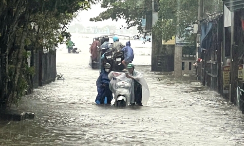 Huế mưa lớn, chính quyền kích hoạt còi hú cảnh báo thiên tai, học sinh nghỉ học