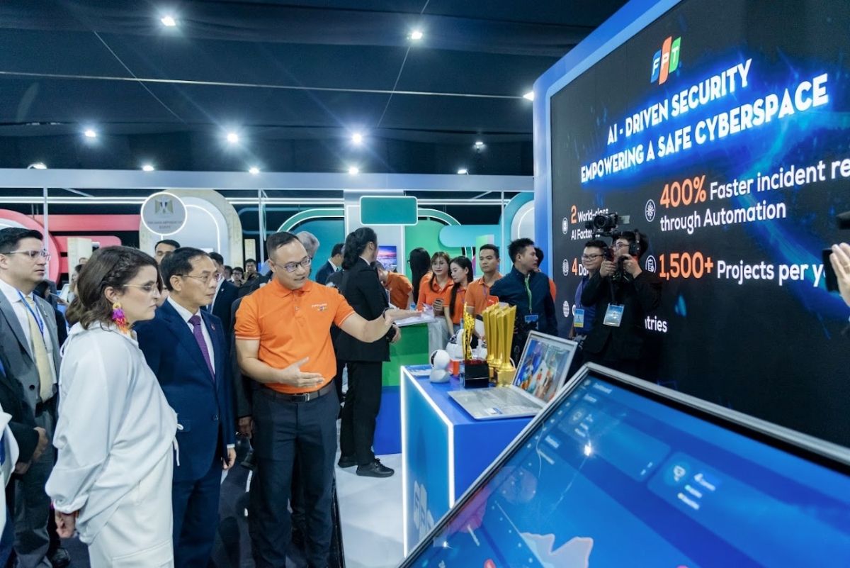 Tại sự kiện, đại diện FPT đã giới thiệu với Ủy viên Trung ương Đảng, Phó Thủ tướng Chính phủ Bùi Thanh Sơn và Phó Tổng thống Ecuador María José Pinto González Artigas (áo trắng) cùng đoàn đại biểu về Nền tảng giám sát bảo mật thông minh bằng AI của FPT đang được triển khai hiệu quả trong một số dự án an ninh quốc gia.