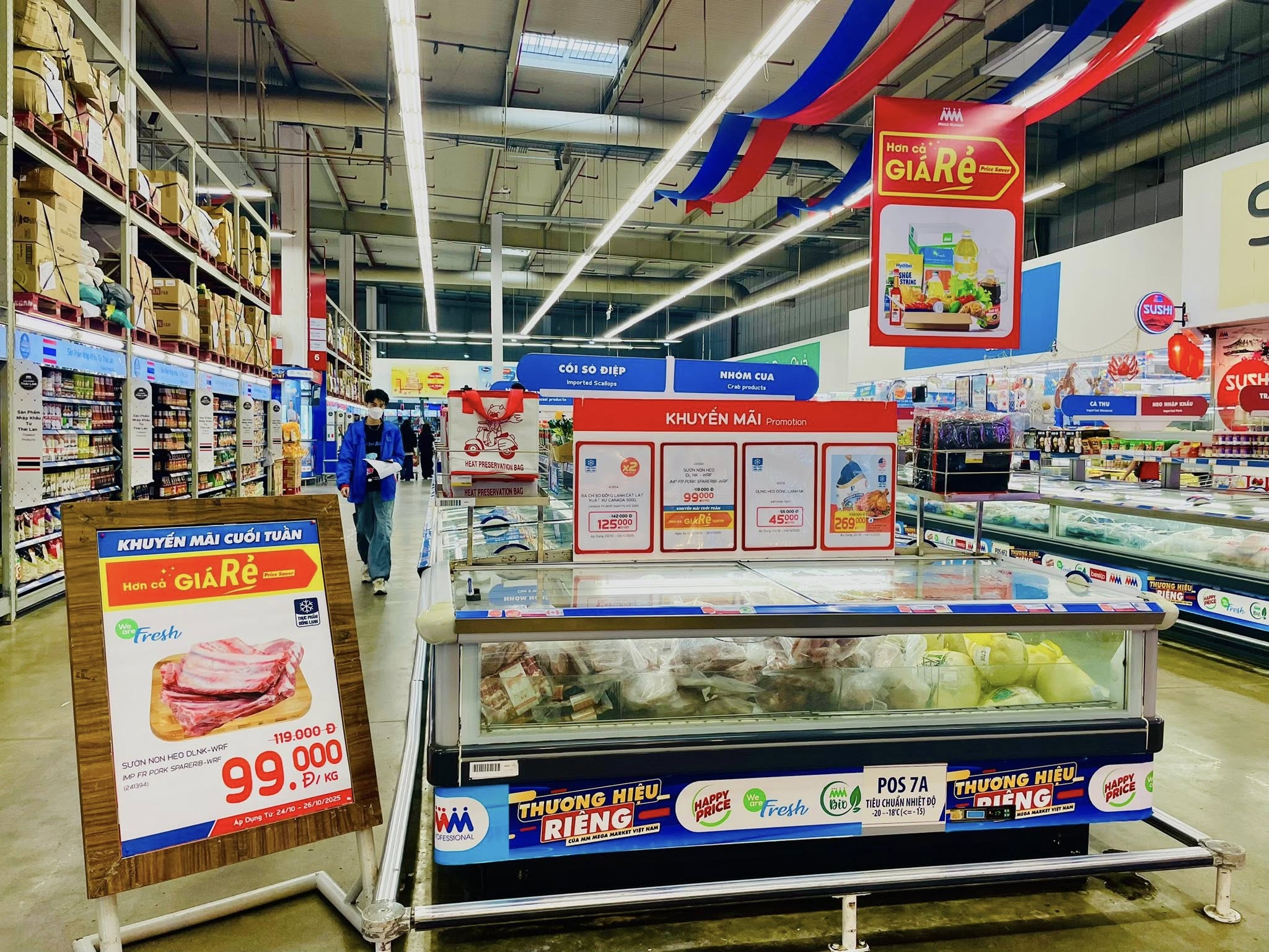 Dù một số nhà cung cấp đề nghị tăng giá nhóm hàng thiết yếu, các siêu thị vẫn chủ động thương thảo, chia sẻ chi phí để không đẩy gánh nặng lên người tiêu dùng.