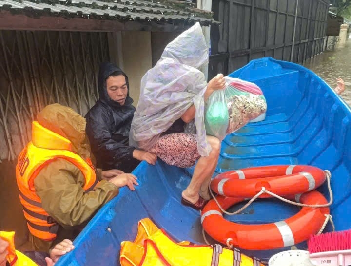 Các lực lượng khẩn trương triển khai nhiệm vụ ứng cứu, bảo đảm an toàn cho nhân dân