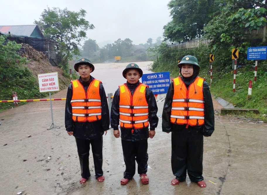 Lực lượng bộ đội biên phòng Quảng Trị lập chốt, trực đảm bảo an toàn tại tràn trên Quốc lộ 15D