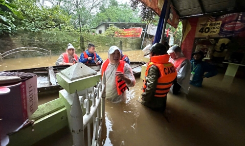 [Video]: Lũ dâng cuồn cuộn trên sông Hương, trung tâm Huế ngập nặng