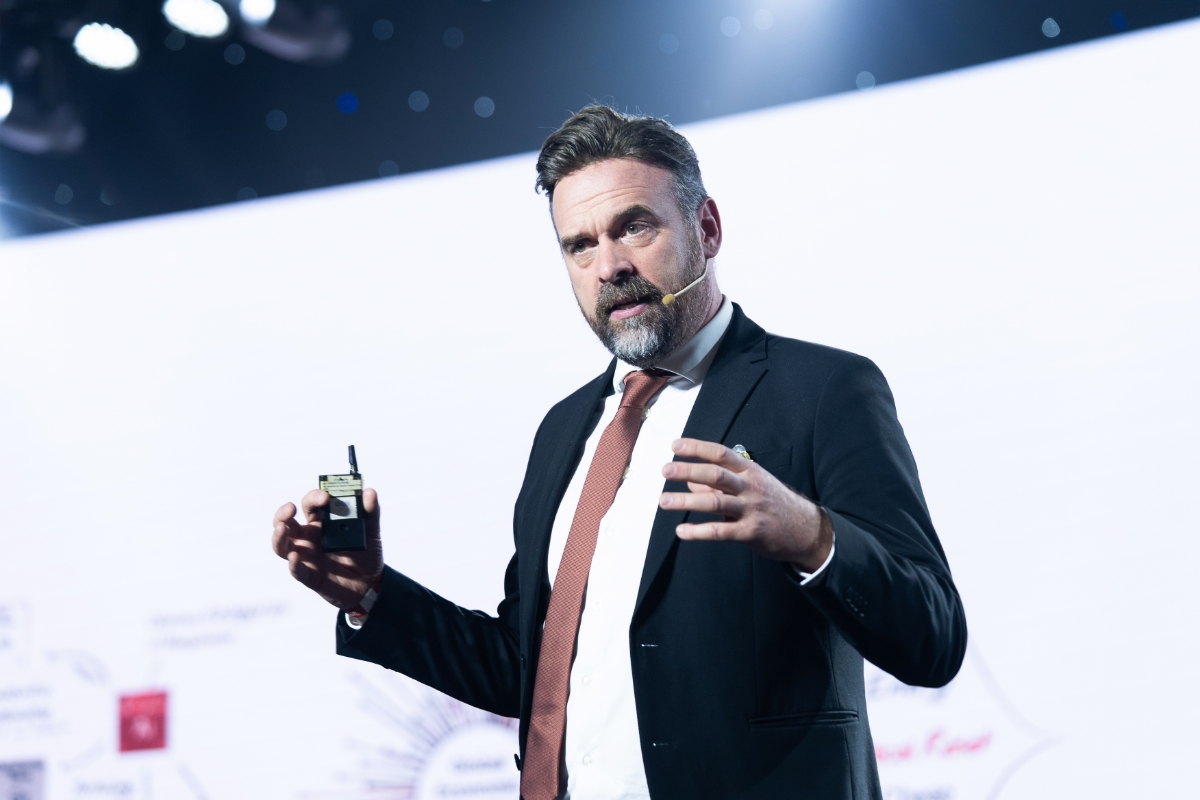 “Nhà tương lai học hàng đầu thế giới” cảnh báo rằng AI mới chỉ là điểm khởi đầu, và các doanh nghiệp cần tự tái tạo trước khi bị thị trường buộc phải làm điều đó.