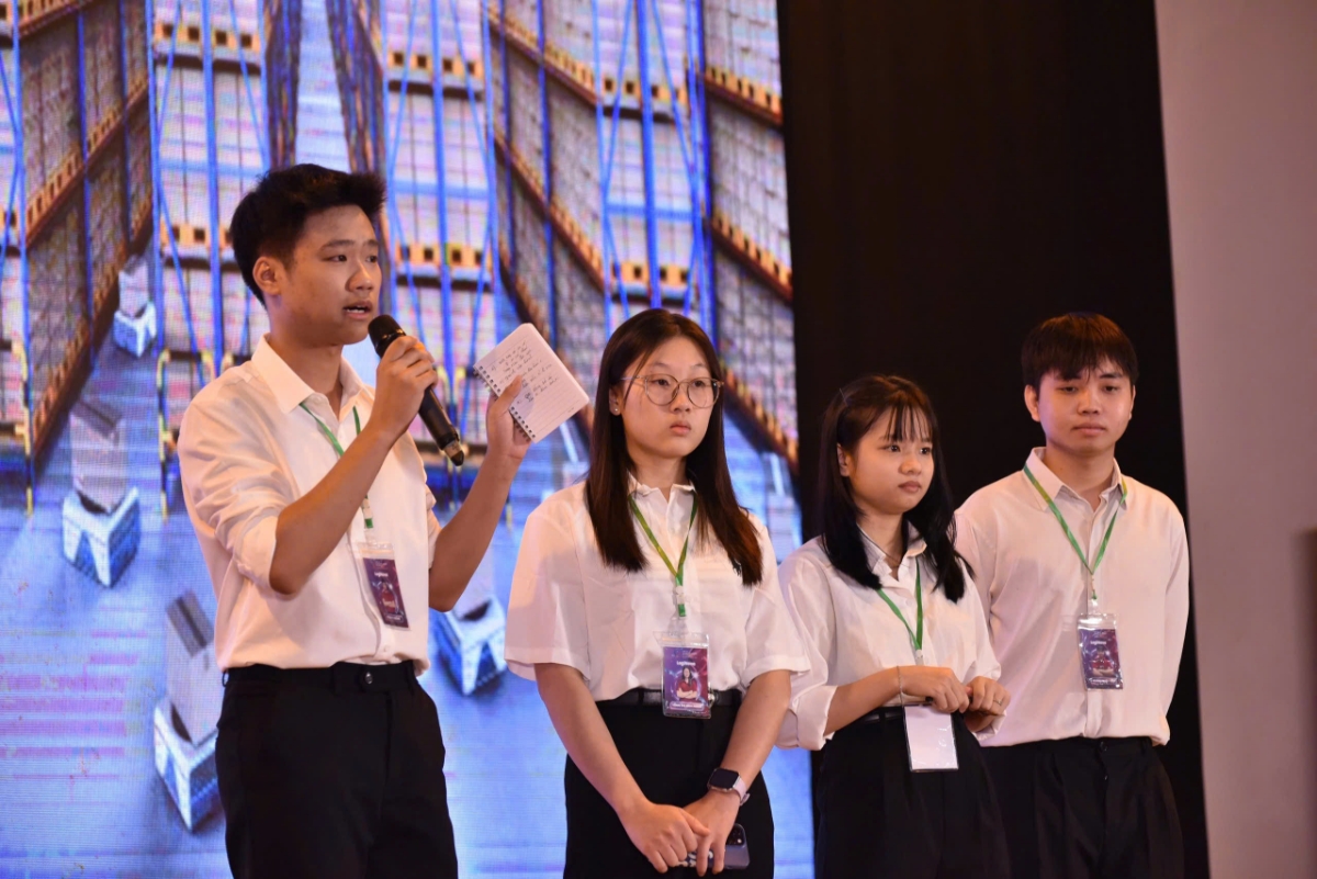Các bạn sinh viên tham gia cuộc thi thuyết trình ý tưởng của đội.