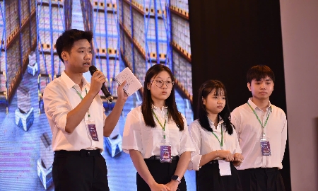 Các bạn sinh viên tham gia cuộc thi thuyết trình ý tưởng của đội.