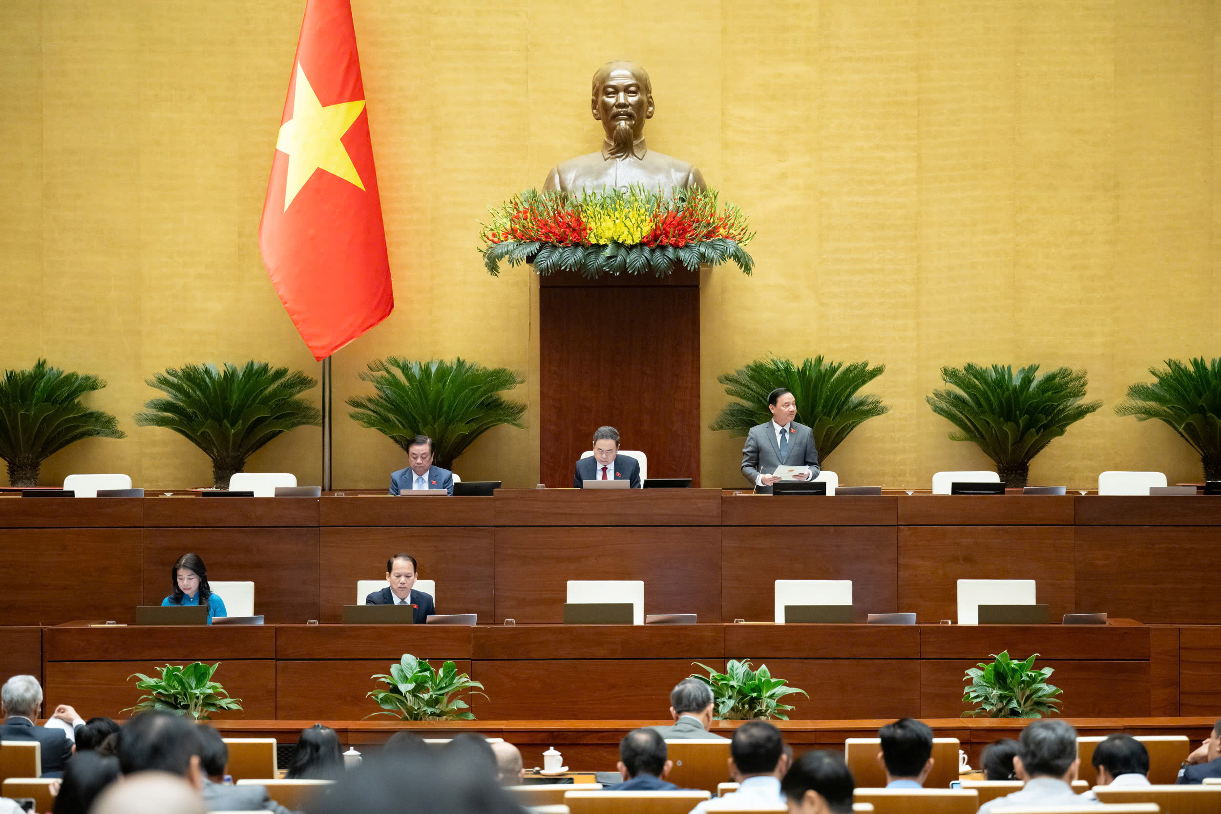 Phó Chủ tịch Quốc hội Nguyễn Khắc Định điều hành Phiên họp sáng 27/10. Ảnh: Quốc hội.