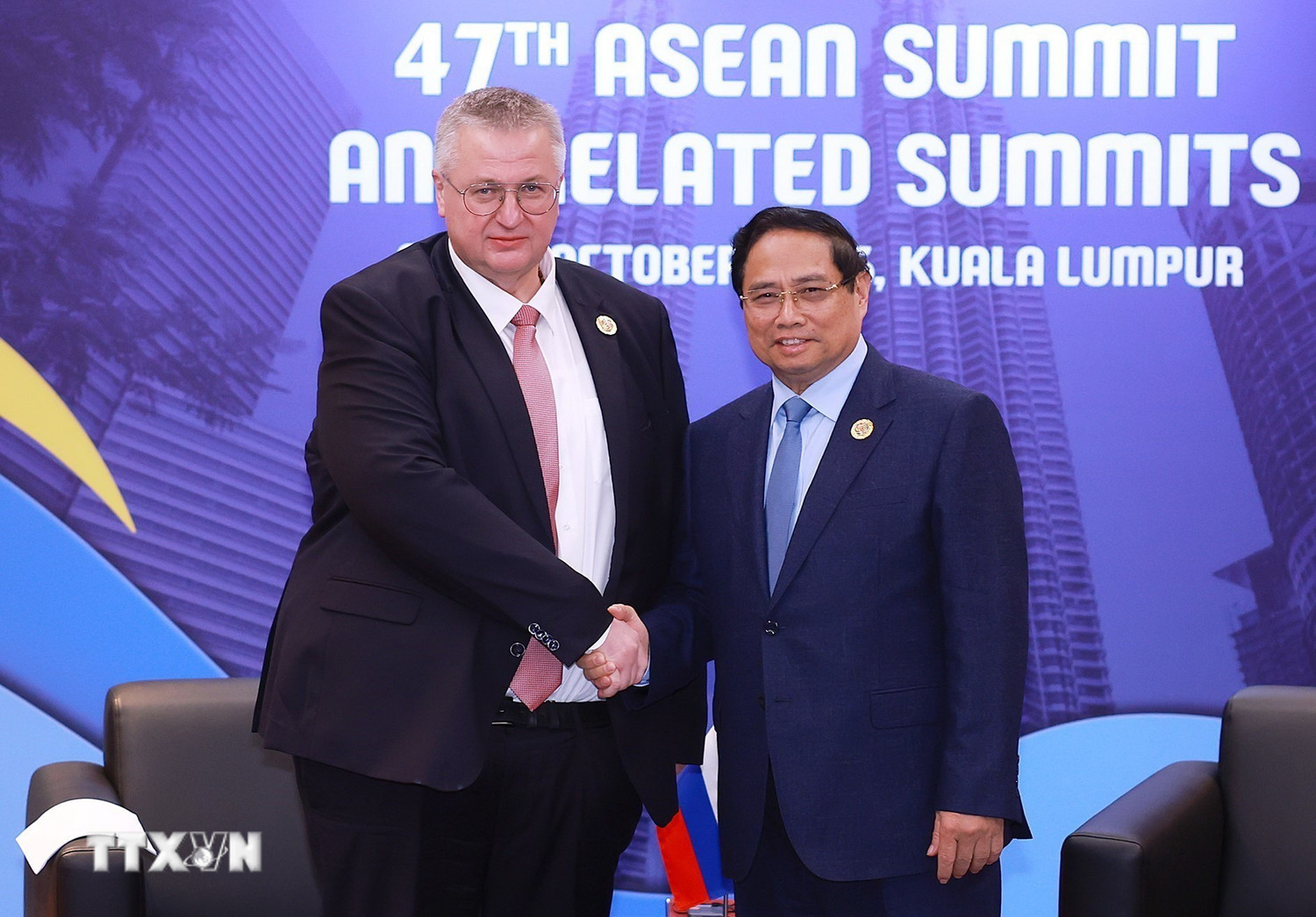Thủ tướng Phạm Minh Chính gặp Phó Thủ tướng Nga Alexey Overchuk. Ảnh: TTXVN