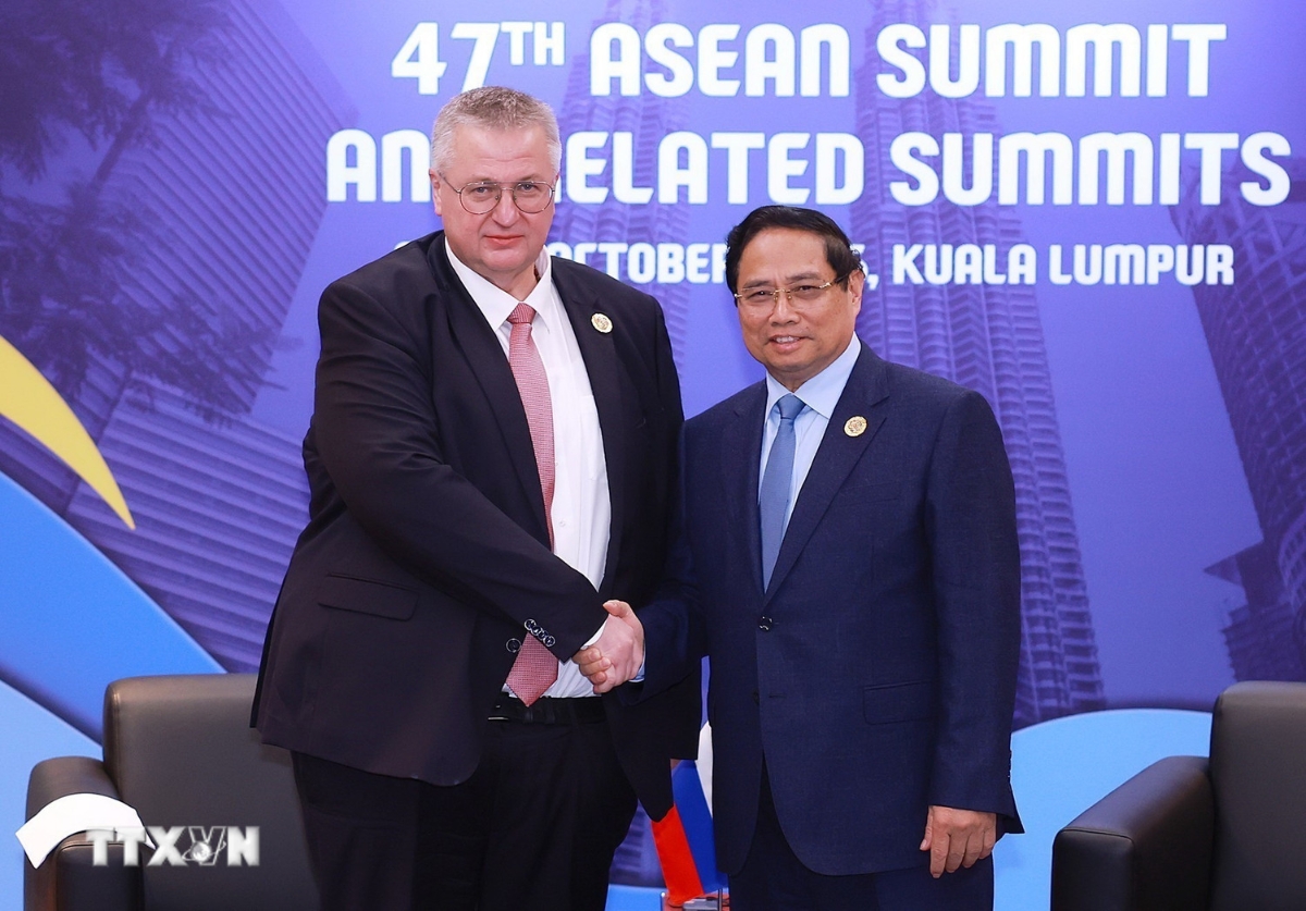 Thủ tướng Phạm Minh Chính gặp Phó Thủ tướng Nga Alexey Overchuk. Ảnh: TTXVN