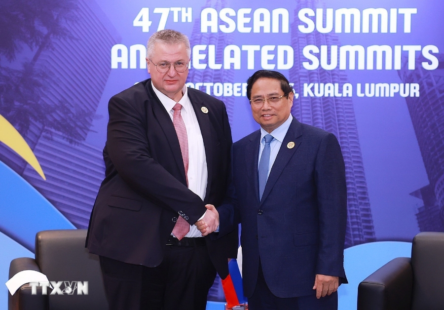 Thủ tướng Phạm Minh Chính gặp Phó Thủ tướng Nga Alexey Overchuk. Ảnh: TTXVN