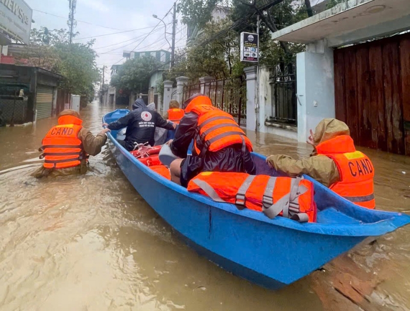 Lực lượng công an thành phố Huế di dời người dân tại các khu vực nguy hiểm đến nơi tránh trú an toàn