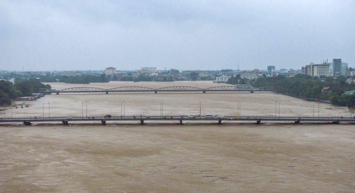 Nước dâng Hương dâng cao. Ảnh: Nguyên Phong