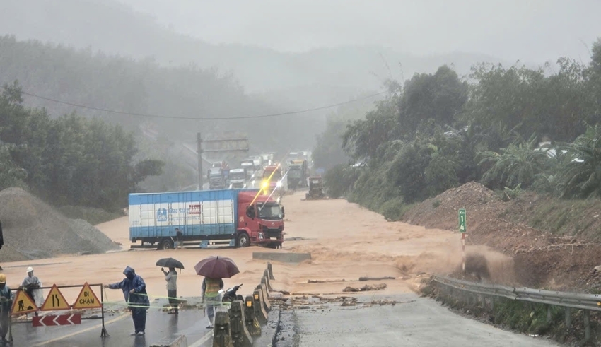 Nhiều phương tiện ùn ứ tại 