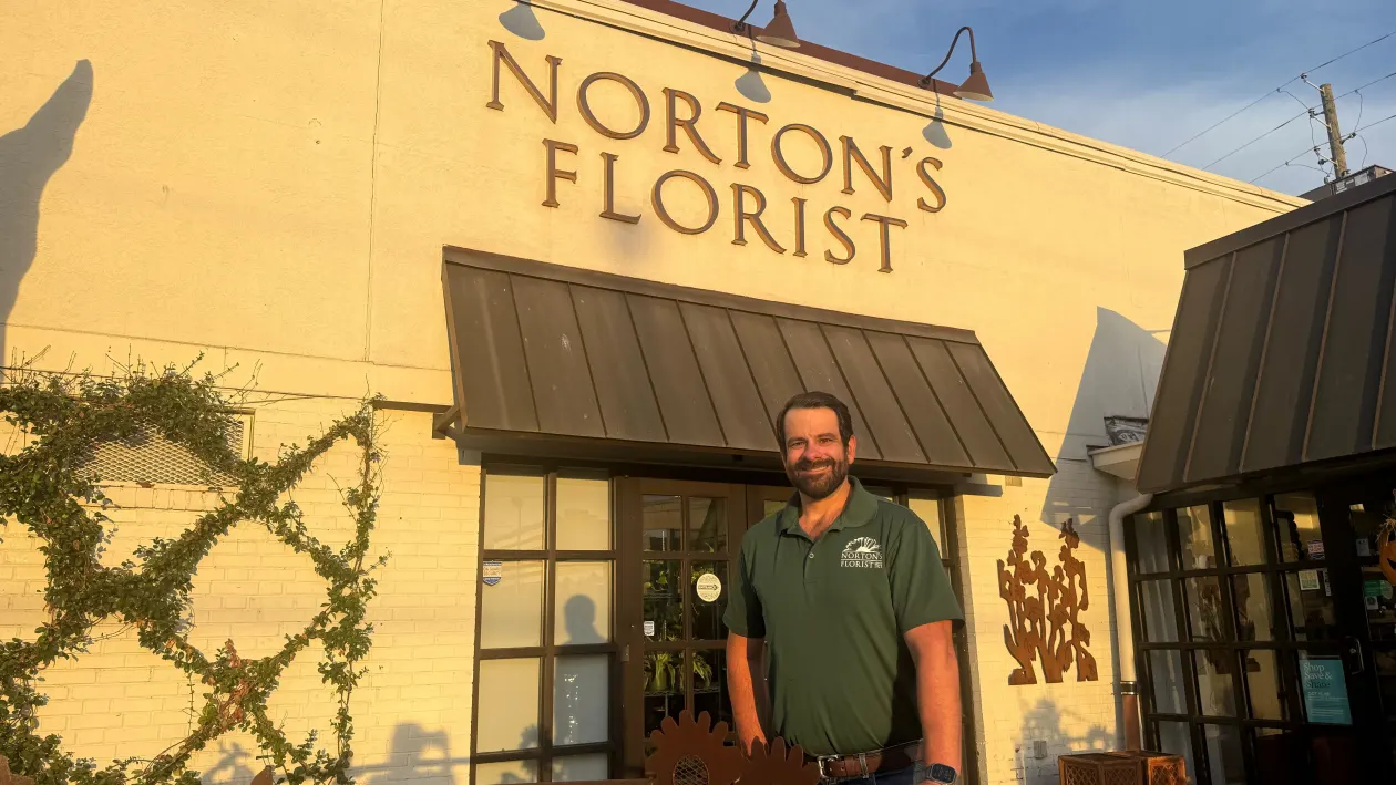 Anh Cameron Pappas, chủ sở hữu cửa hàng hoa Nortons Florist