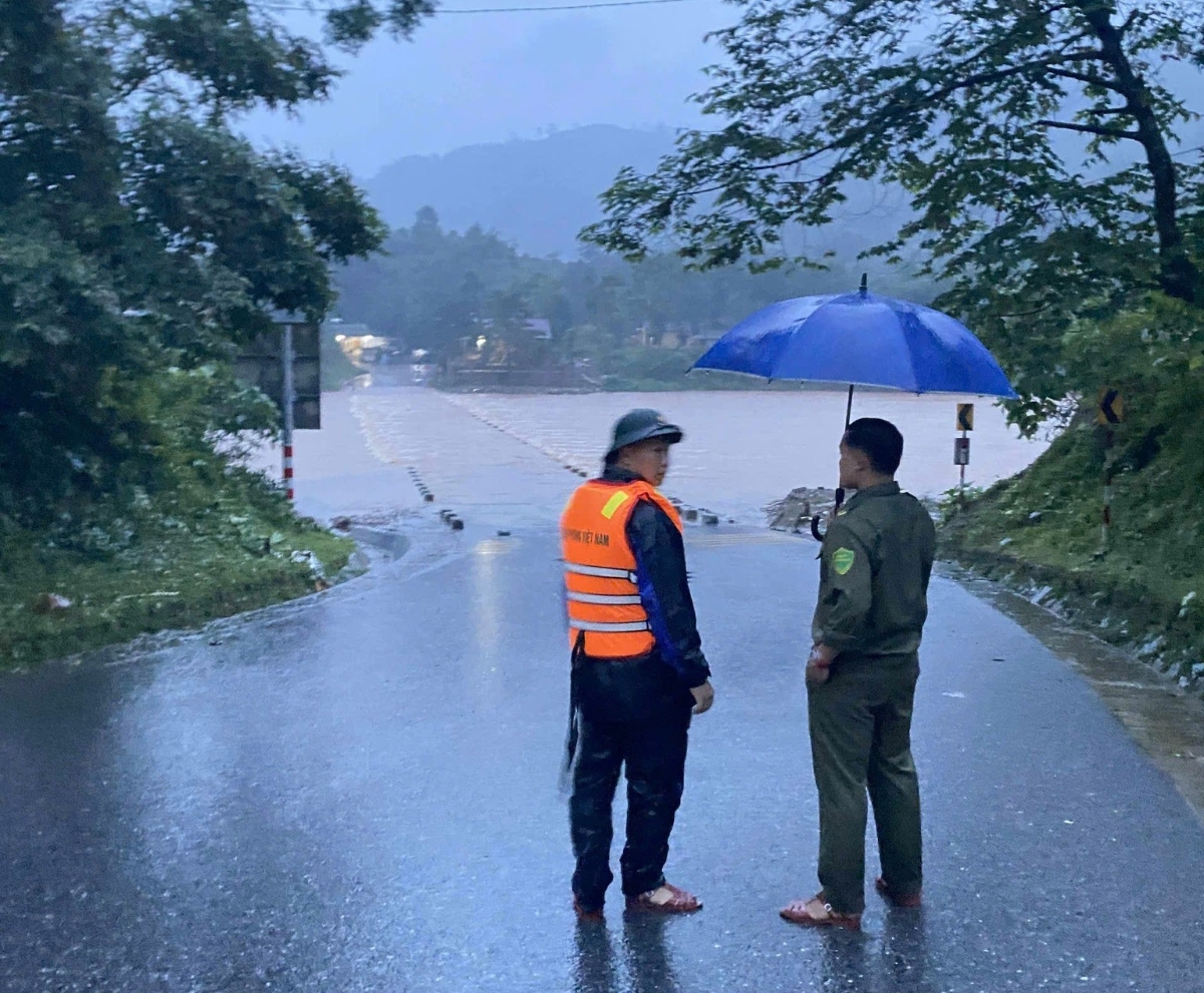 Xã La Lay cũng ghi nhận nhiều cầu tràn bị ngập sâu từ 1,2–1,5m. Lực lượng chức năng túc trực ngăn các phương tiện qua lại