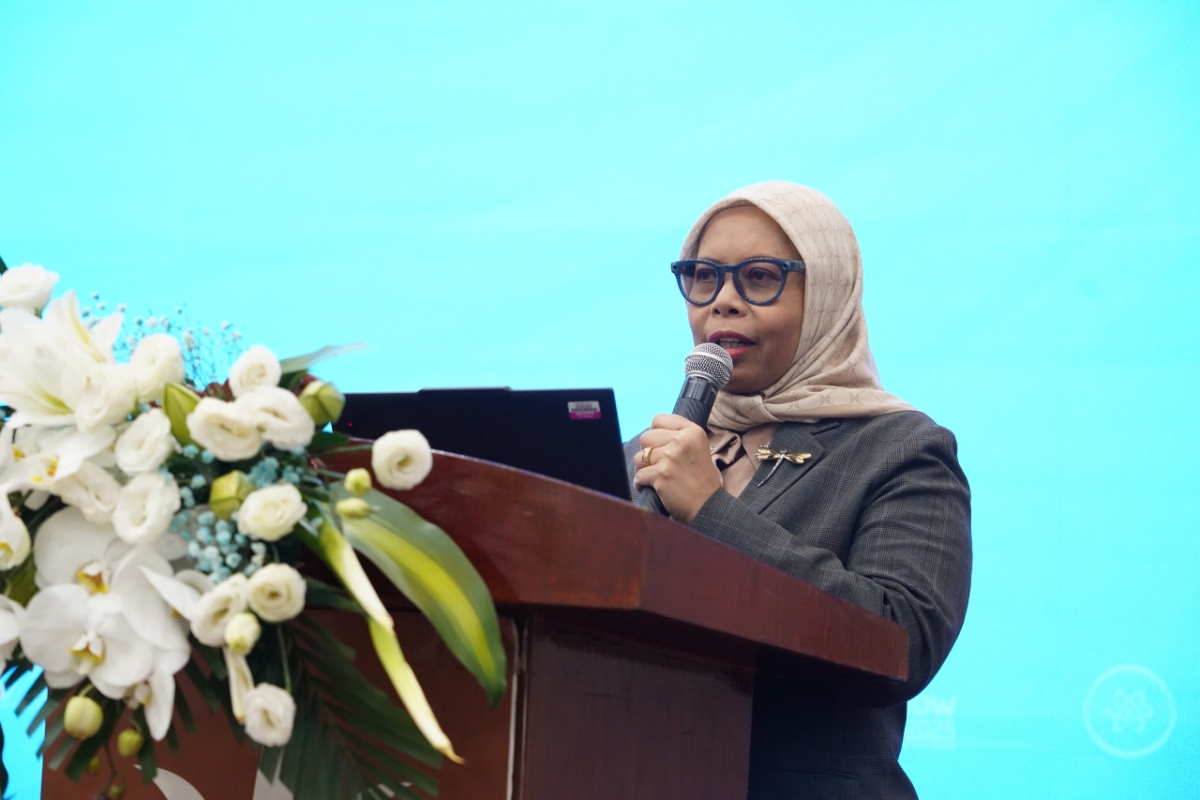 Bà Nies Puwati, Giám đốc Quan hệ Chính phủ Khu vực Đông Nam Á Qualcomm trình bày tại Hội nghị.