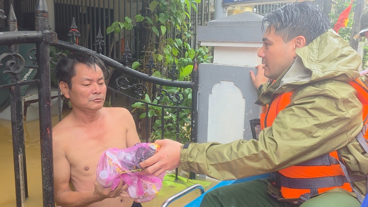 Lực lượng chức năng hỗ trợ nhu yếu phẩm&nbsp;cho người dân vùng ngập lụt