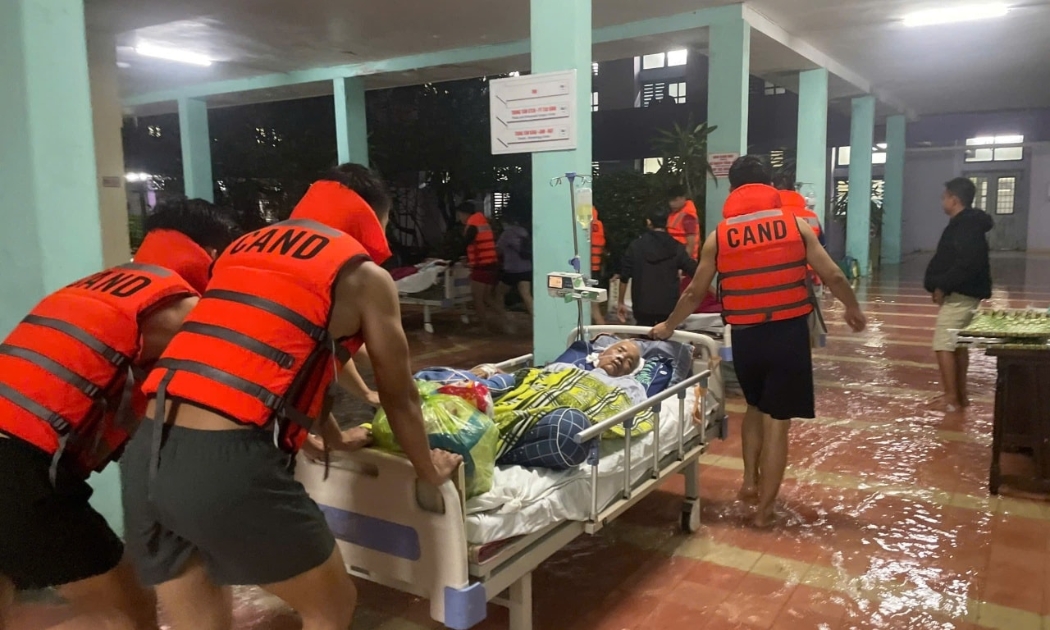 Lực lượng công an, bộ đội khẩn trương di chuyển bệnh nhân trong đêm nước lũ tràn vào Bệnh viện Trung ương Huế.