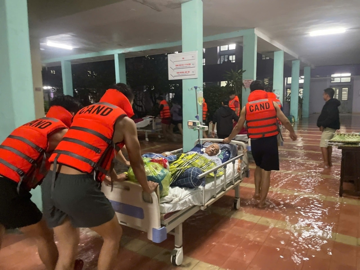 Lực lượng công an, bộ đội khẩn trương di chuyển bệnh nhân trong đêm nước lũ tràn vào Bệnh viện Trung ương Huế.