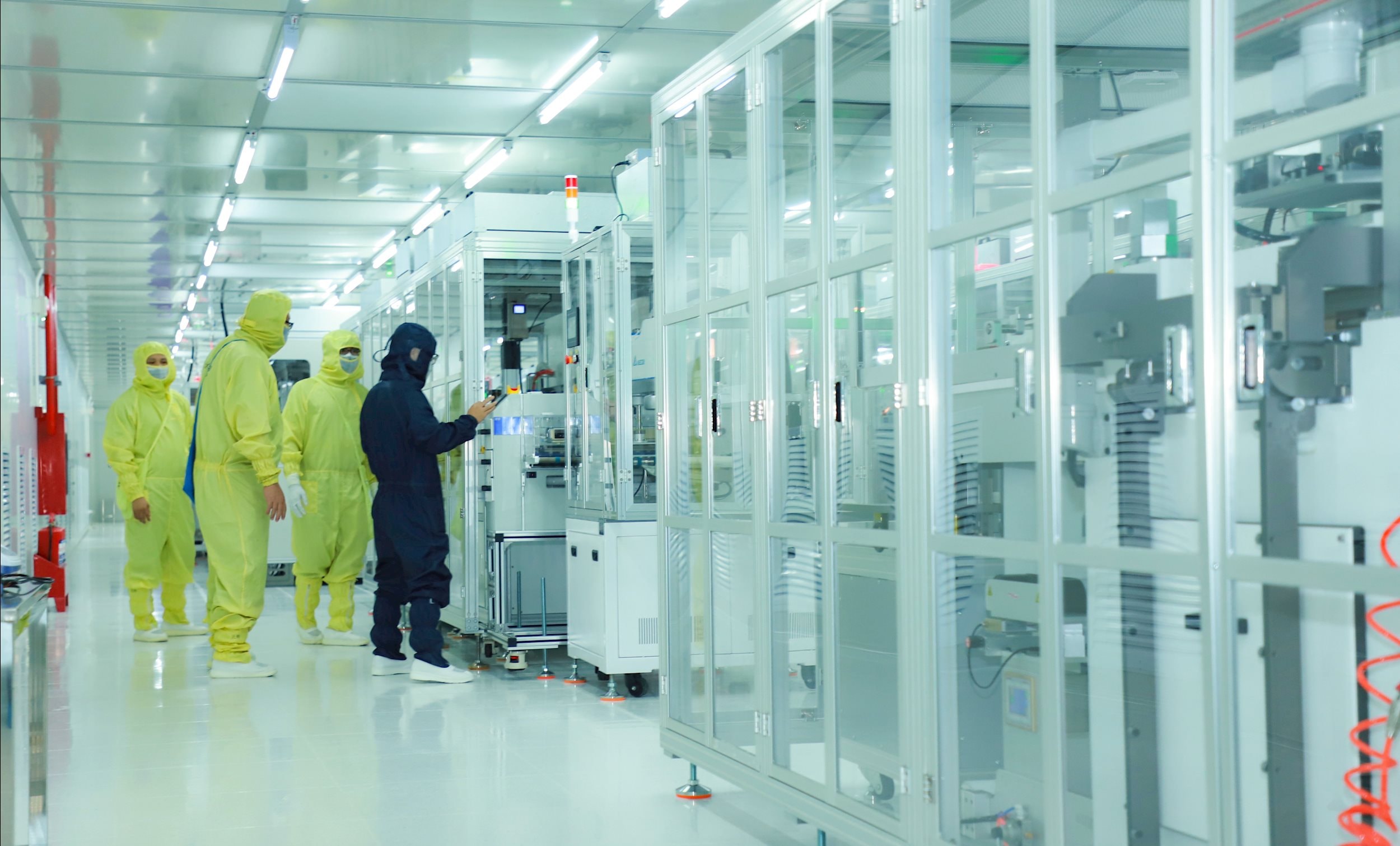 Dây chuyền sản xuất hiện đại tại Nhà máy Radiant Opto - Electronics Việt Nam Nghệ An. Ảnh: Thành Duy