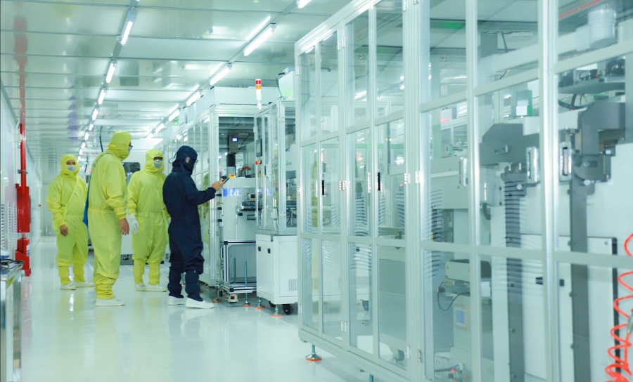 Dây chuyền sản xuất hiện đại tại Nhà máy Radiant Opto - Electronics Việt Nam Nghệ An. Ảnh: Thành Duy