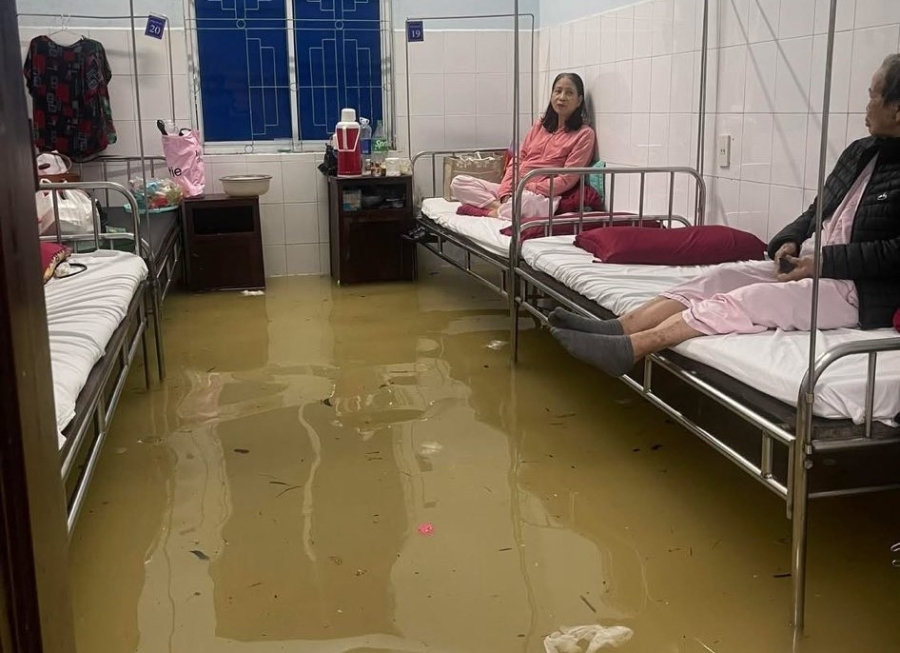 Đáng chú ý, tại Bệnh viện Trung ương Huế, nước lũ tràn qua cổng, dâng nhanh vào khuôn viên, làm ngập toàn bộ tầng 1 của một số khoa, phòng. Các thiết bị y tế, hệ thống máy móc, giường bệnh… có nguy cơ bị ảnh hưởng nghiêm trọng.
