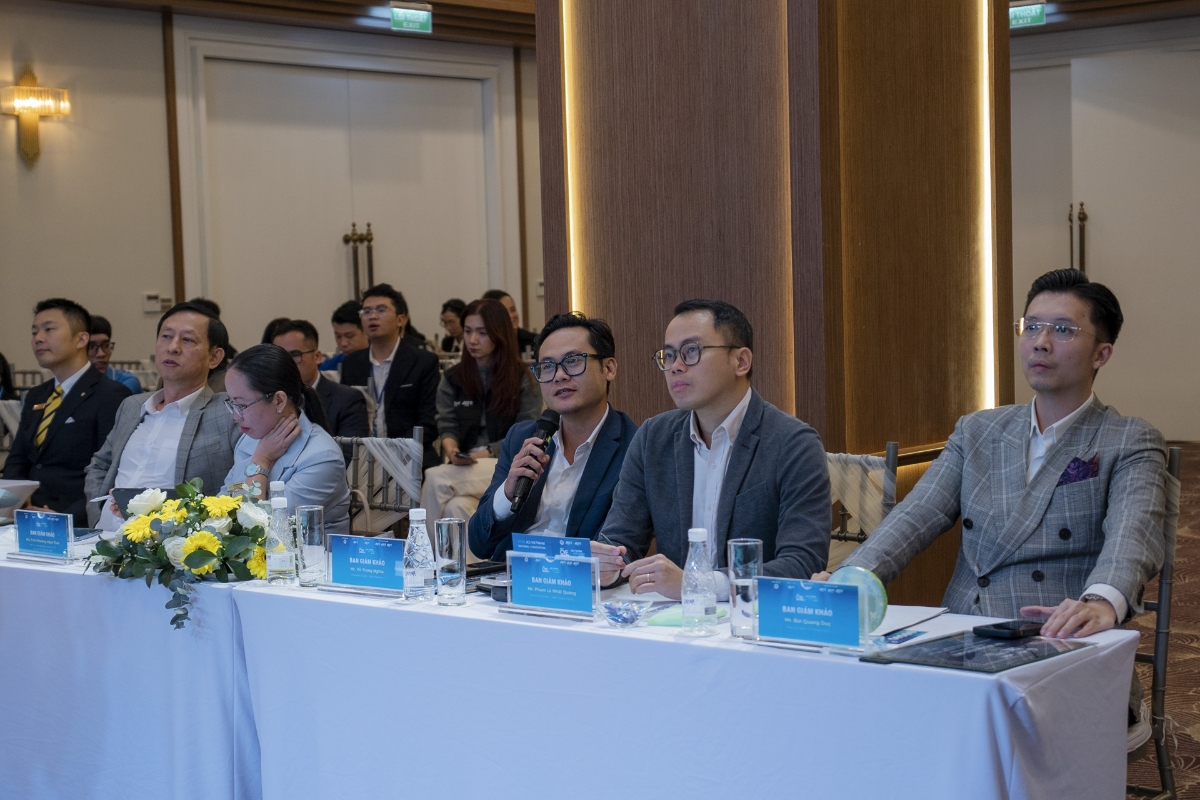 Hội đồng ban giám khảo cuộc thi, thứ hai từ trái sang: ông Lý Đình Quân, Founder & CEO Songhan Incubator; bà Trần Phương Ngọc Thảo, Phó Chủ tịch HĐQT PNJ, Chủ tịch JCI Vietnam 2024; ông Vũ Trọng Nghĩa, Founder & CEO Bizzi Vietnam; ông Phạm Lê Nhật Quang, Thành viên Sáng lập (General Partner) và thành viên điều hành của Hội đồng Đầu tư tại ABB Private Equit; ông Bùi Quang Duy, Phó giám đốc đầu tư toàn cầu, Bộ phận Tài chính khí hậu, Quỹ ResponsAbility Investments Ag (Thụy Sỹ)